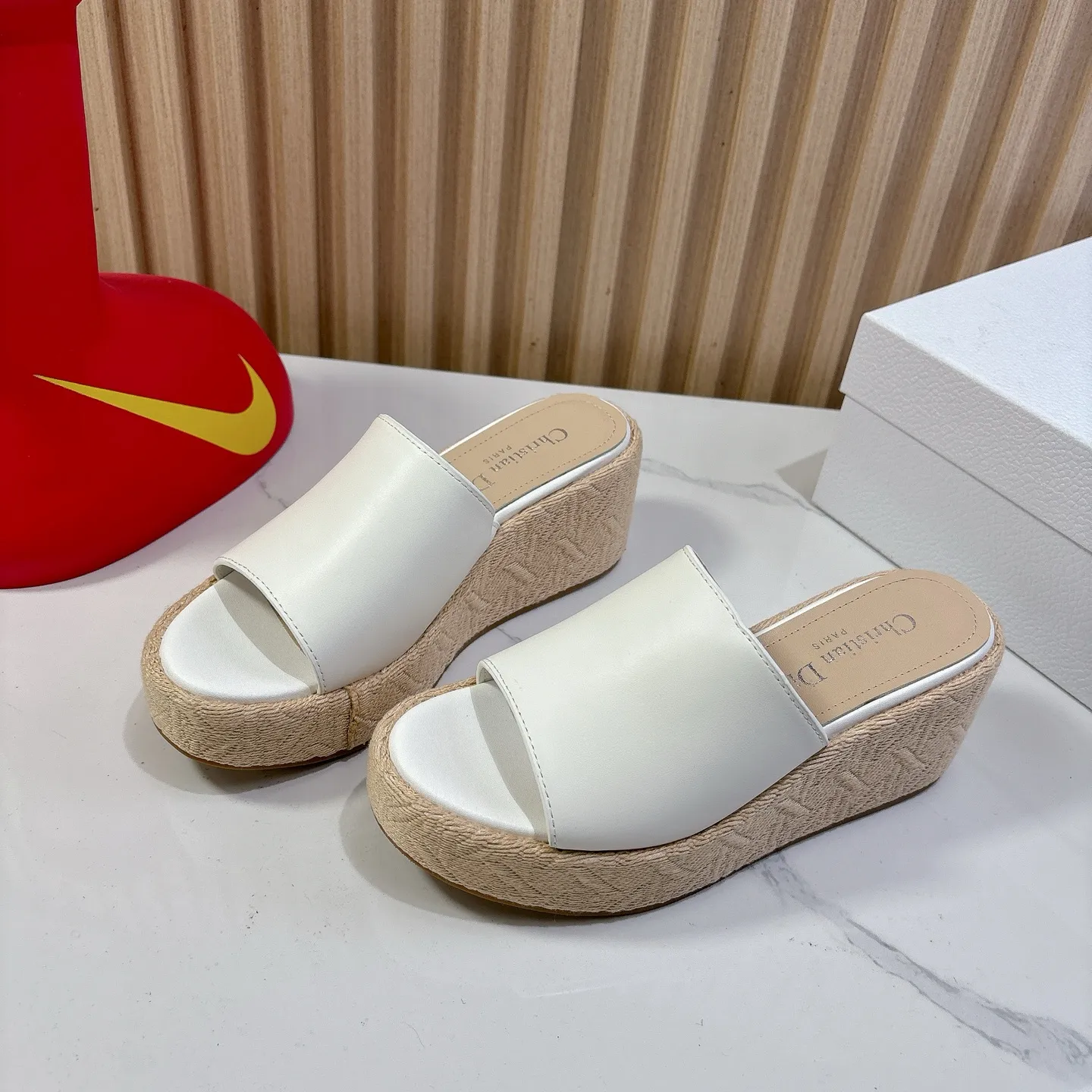 👟👟Ex-factory price 500👟👟 Dior 2025 new spring and summer Attitude women's shoes with color block cross straps wedges CD letter logo hardware buckle thick-soled round toe open-toe sandals Material: imported calfskin upper + water-dyed sheepskin foot lining + original combination outsole Bottom thickness: 6CM Size: 35-41 (40.41 custom-made non-refundable and non-exchangeable)